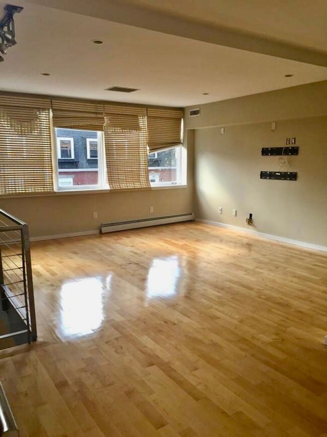 Building Photo - Spacious 3 Bed 2 Bath!