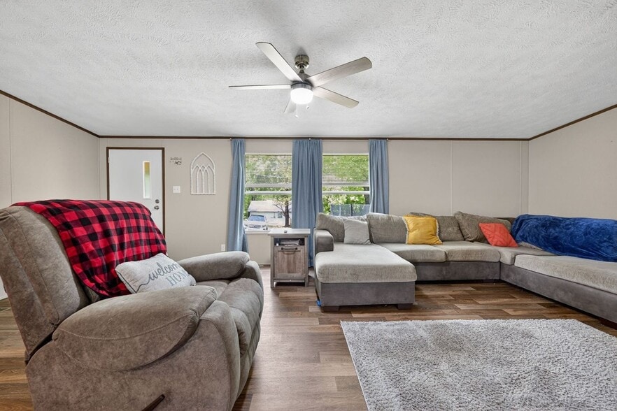 Building Photo - 122 Gibson St