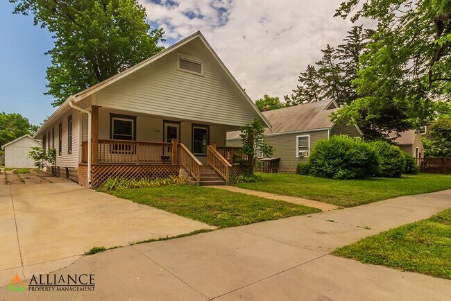 Building Photo - Ideal Location! Next to KSU!