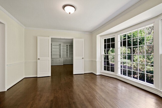 Building Photo - 3 Bed 3 Bath - Potomac Falls Rambler - 2 Car Garage