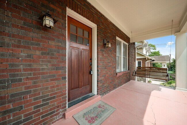 Building Photo - Charming 3BE/2BA cottage in a great location of Belmont-Hillsboro!