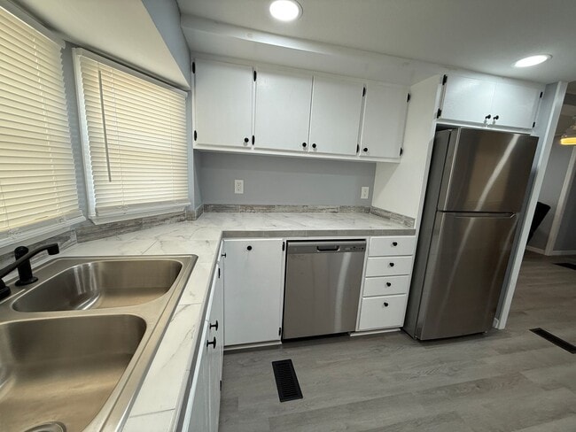 Building Photo - 2 bedroom 2 bath fully remodeled mobile home for rent in 55+ community in south Tampa