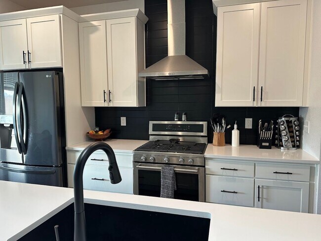 Building Photo - Westminster Station - Almost new- Pride Of Ownership!