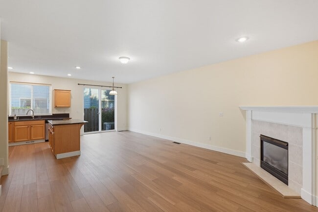 Building Photo - Freshly Updated- 3 Bedroom, 2.5 Bath Townh...