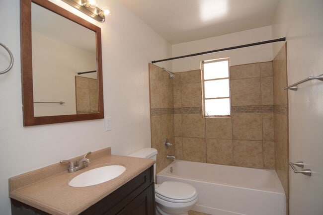 Building Photo - Charming Remodeled 2 Bedroom 1 Bath Home! ...