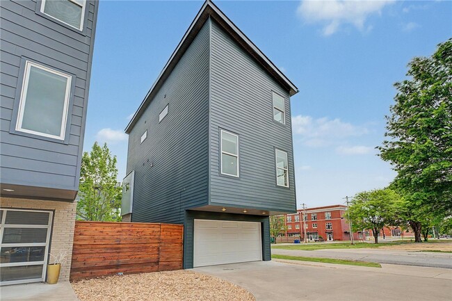 Building Photo - 644 SW B St