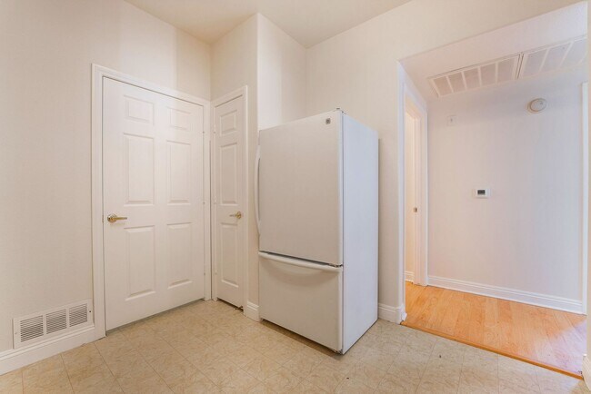Building Photo - Move-in ready 2-bedroom 2-bath condo in th...