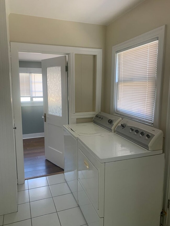 Building Photo - Fully gated Charming craftsman Two bedroom...
