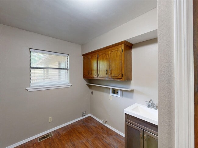 Building Photo - 1275 N Gregg Ave