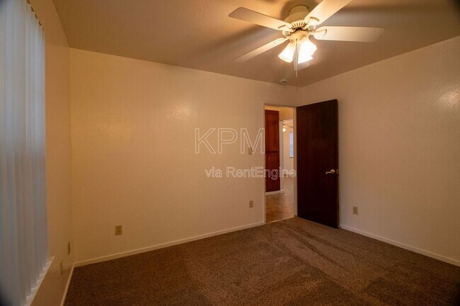 Building Photo - 325 E Mariposa Ave