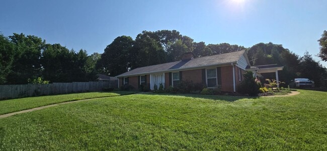 Building Photo - Classic Brick Ranch in Pfafftown