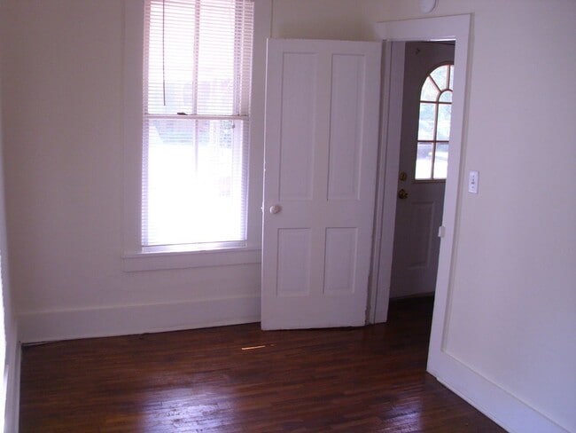 Building Photo - 2 bedroom house with garage