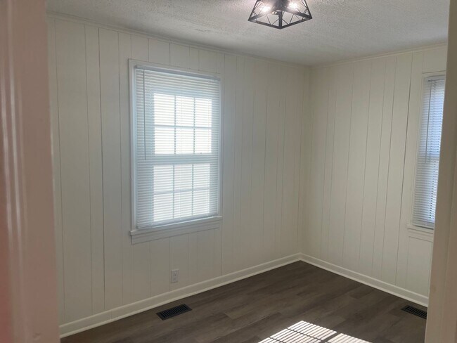Building Photo - Renovated 2 Bedroom Home for Rent in Kingsport TN | Modern Kitchen