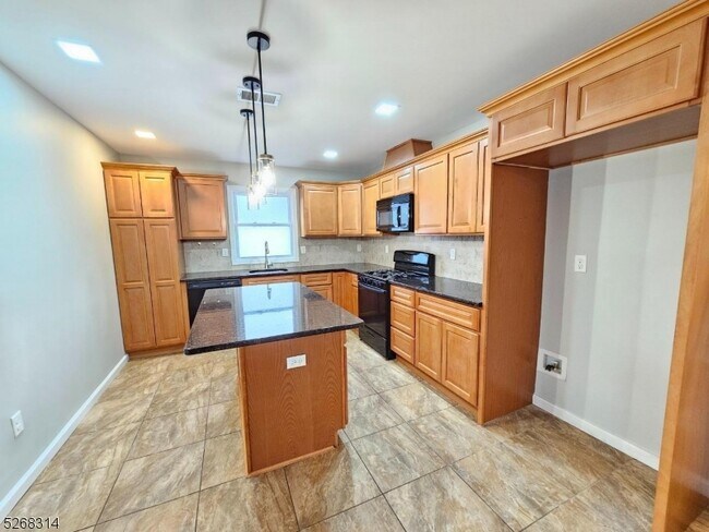 Building Photo - 587 Madison Ave