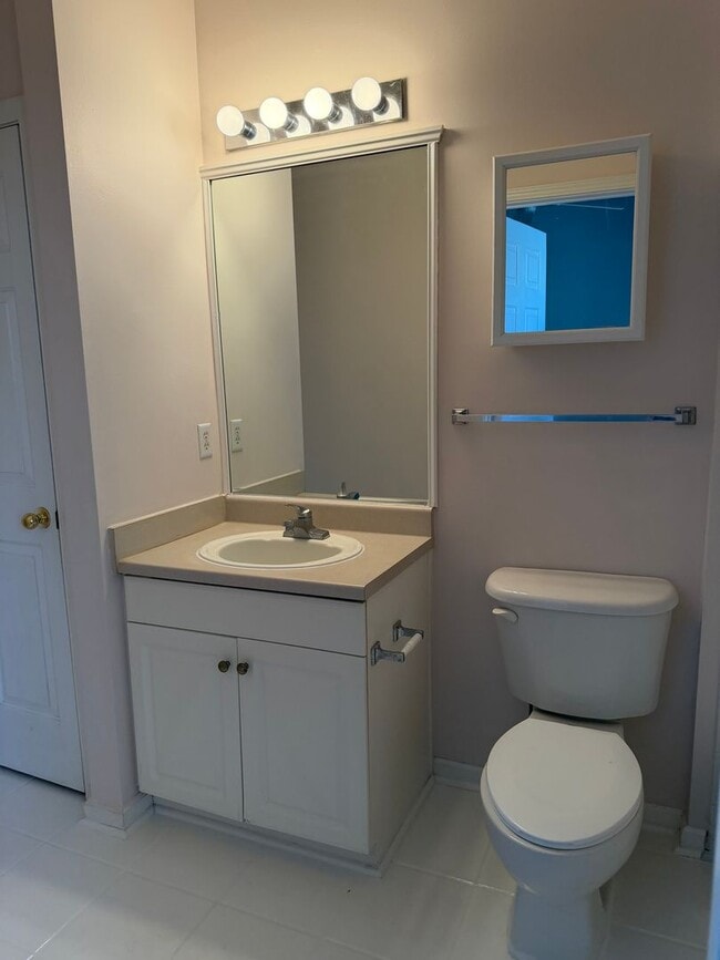 Building Photo - First Floor Condo - Estate at Westbury