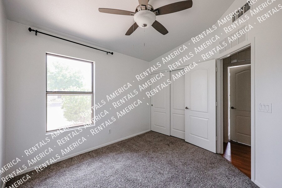 Building Photo - 568 E Sherri Dr