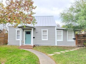 Building Photo - Modern 2-Bed / 2-Bath in Dignowity Hill with Off-Street Parking