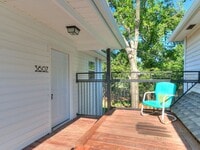 Building Photo - Newly Remodeled 2 Bed, 1 Bath Apt in Near The Paseo *MOVE IN SPECIAL!!