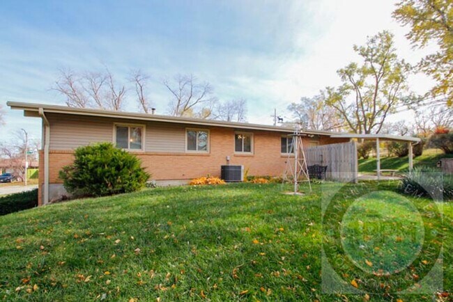 Building Photo - Comfortable 3 Bd /1.5 Ba Home  $300.00 off...