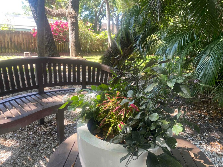 Building Photo - 720 Lantana Ln