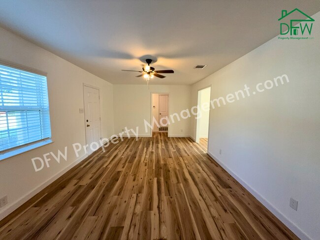 Building Photo - Fully Renovated 2-Bedroom Home Near UTA & AT&T Stadium – Modern Upgrades + Spacious Yard!