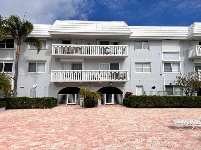 Building Photo - 100 Edgewater Dr