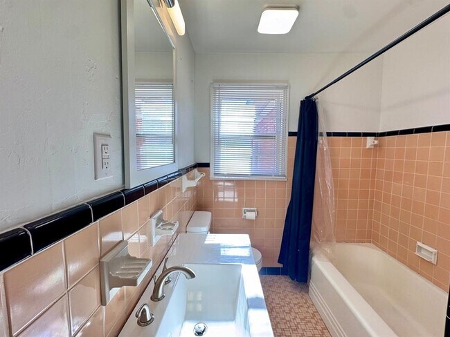 Building Photo - 1304 Downing St