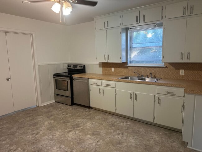 Building Photo - 3 Bedroom Home with Large Backyard near An...