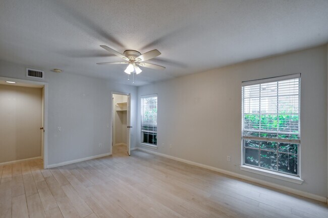 Building Photo - 1860 White Oak Dr