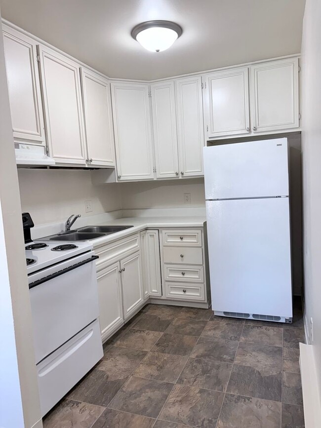Building Photo - Large 2 bedroom apartment with washer/drye...