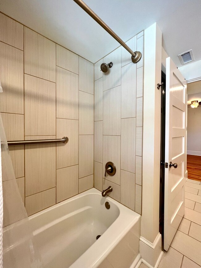 Building Photo - Charming 2 Bedroom Home - All utilities in...