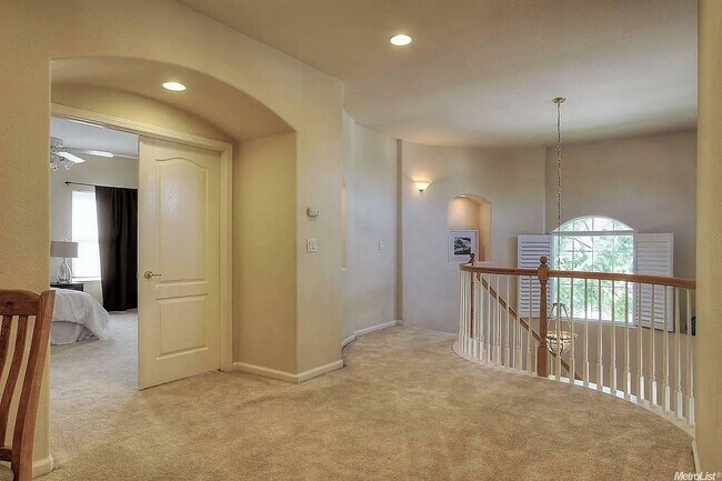 Building Photo - Huge 4 bedroom 4 bathroom