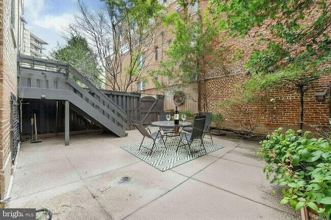 Building Photo - 1830 17th St NW