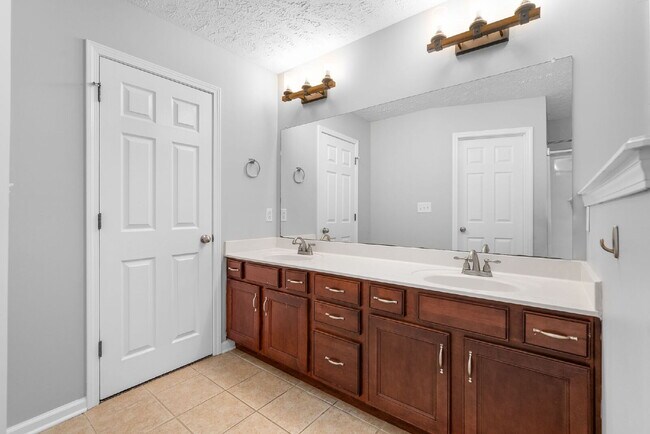 Building Photo - Spacious Home Conveniently Located Near I-24, Shopping, Restaurants, Movie Theater, AND More!