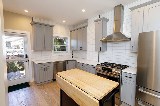 Building Photo - Beautifully Updated 4 Bed/3.5 Bath Row-Hom...