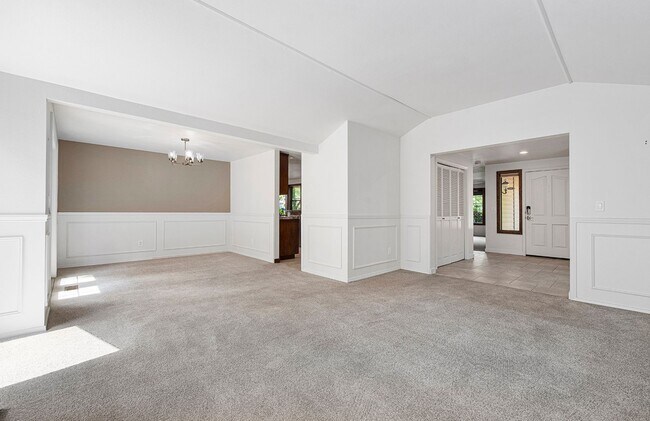 Building Photo - Spacious home in Lakemont Neighborhood!