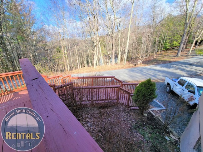 Building Photo - Spacious Home Overlooking Downtown Banner Elk