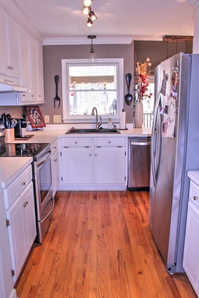 Building Photo - Beautiful home with Fenced Yard & Screened Porch!