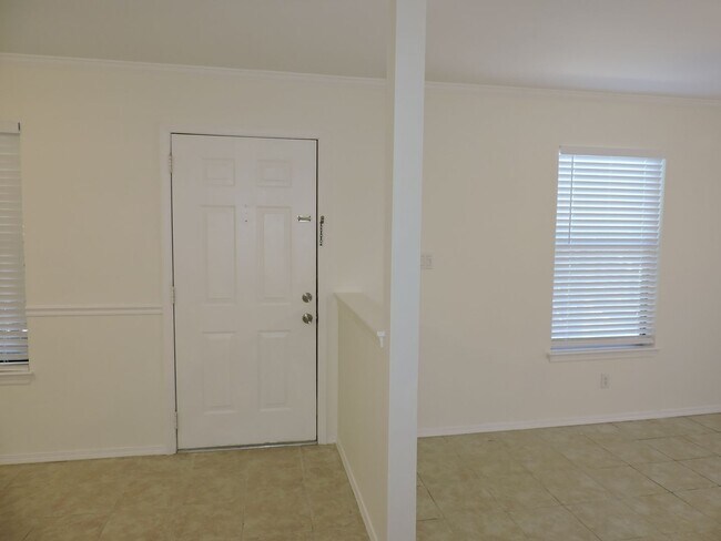 Building Photo - Easy access to interstate, shopping & down...
