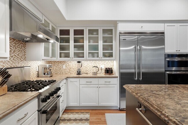Building Photo - Stunning 4Bed/5bath Home in Kentfield