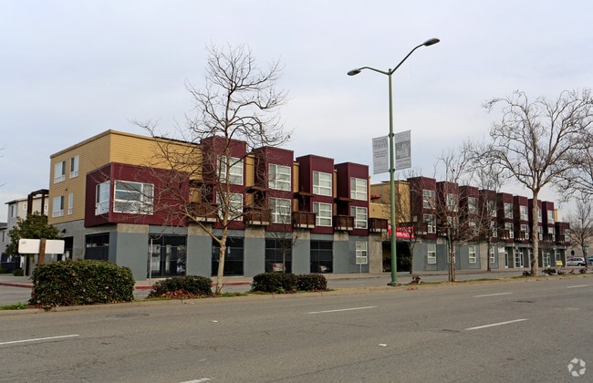 Building Photo - Chestnut Linden Court
