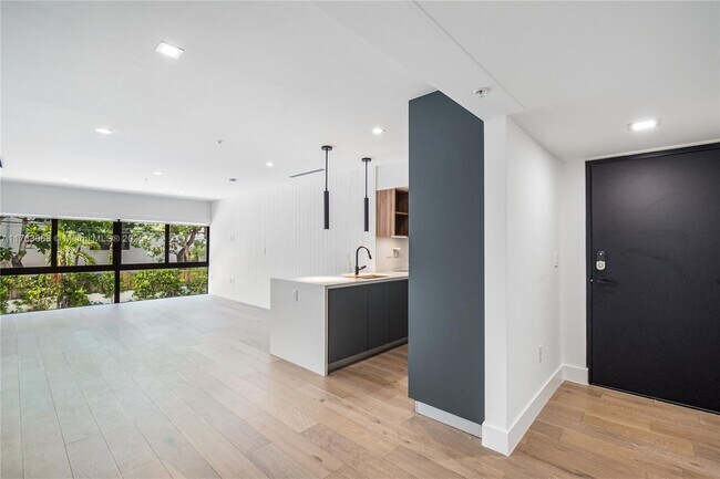 Building Photo - 204 Sunrise Dr