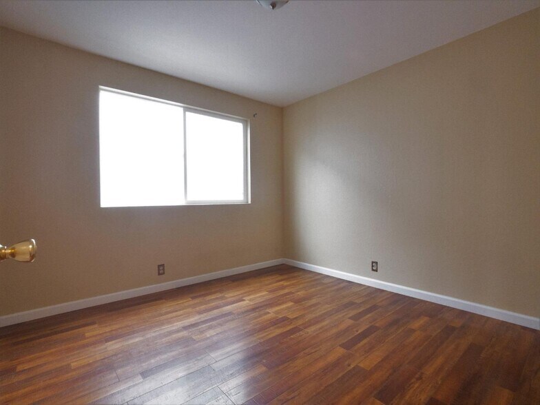 Building Photo - 1215 Skyline Dr