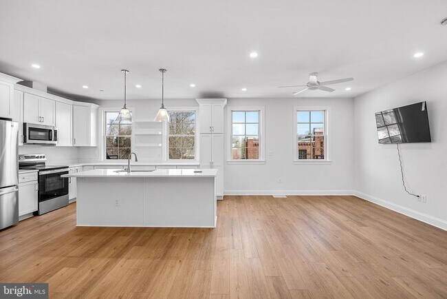 Building Photo - 123 S Washington St