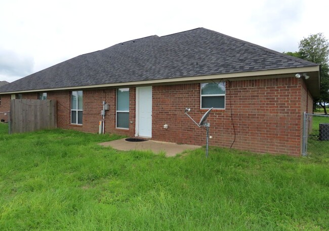 Building Photo - Beautiful 3 Bedroom, 2 Bath Duplex in Lind...