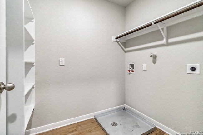 Building Photo - Luxury Townhome in Abbott Run!