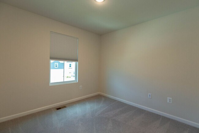 Building Photo - 4 Bed, 3 Bath, Single Family Home in Hedgesville, WV