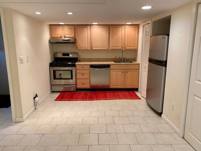 Building Photo - Spruce St 621 - “PM HOLD FUNDS $700.00 4/2...