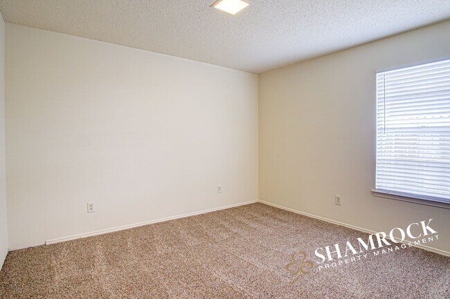 Building Photo - Duplex in Midway ISD!