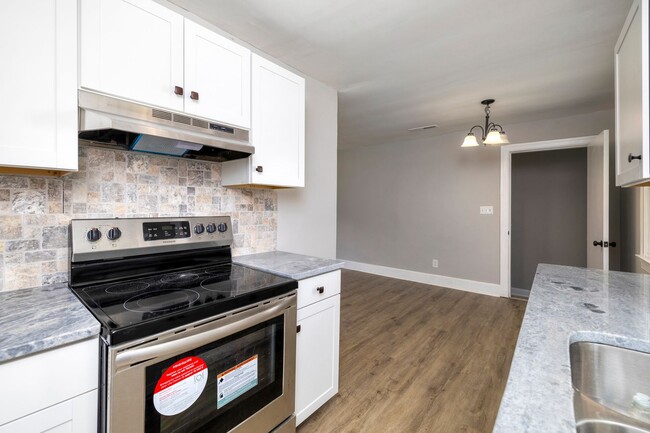 Building Photo - Beautifully Renovated 3 Bedroom Available!